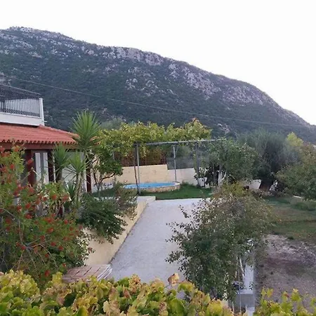 With Private Pool For Rent In Tzanata Kefalonia 別荘